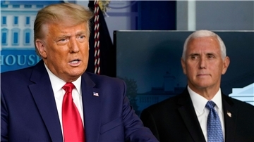 Der damalige US-Präsident Donald Trump gibt ein Pressestatement im Weißen Haus ab, im Hintergrund sein Vize Mike Pence.