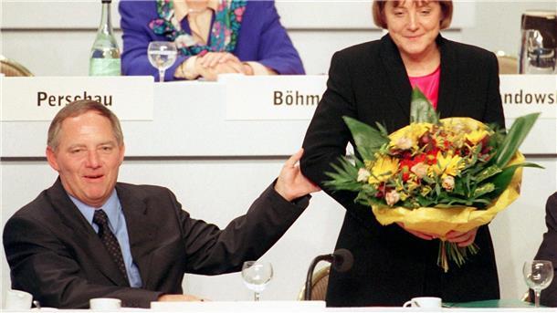 Trauer um Schäuble: „Gigant des Parlamentarismus“ gestorben Der damals neue CDU-Vorsitzende Schäuble gratuliert 1998 in Bonn der soeben zur CDU-Generalsekretärin gewählten Angela Merkel.