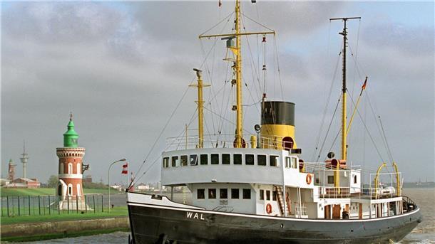Arbeitsmigration Osteuropa: Gottesdienst auf Museumsschiff Der Dampf-Eisbrecher „Wal“ passiert nach einer Helgoland-Fahrt den Glockenturm an der Kaiserschleuse in Bremerhaven.
