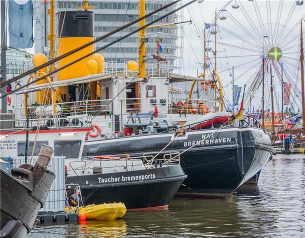 Der Dampfeisbrecher „Wal“ ist ein aktives Museumsschiff mit einer beeindruckenden Dampfmaschine.