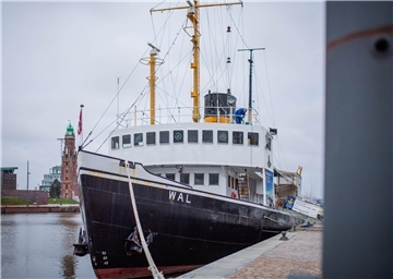 Ein Schiff aus Stahl liegt an der Kaje.