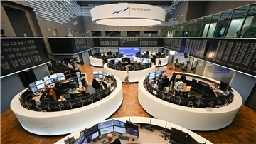 Der Dax sackt um zehn Prozent ab. (Archivbild)