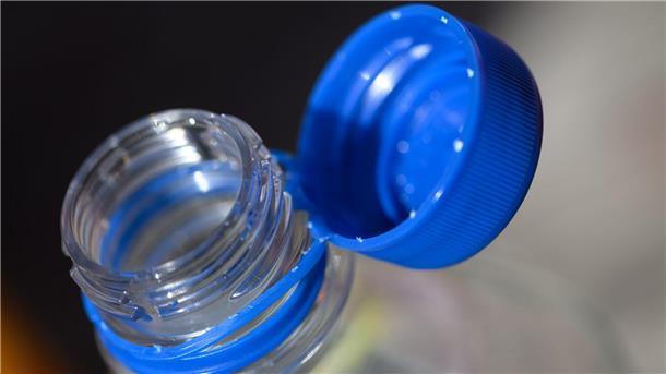 Der Deckel ist fest mit der Trinkflasche verbunden. Das soll für weniger Müll sorgen, nervt viele Menschen aber.