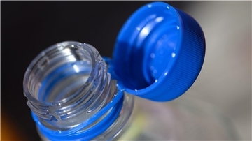 Der Deckel ist fest mit der Trinkflasche verbunden. Das soll für weniger Müll sorgen, nervt viele Menschen aber.