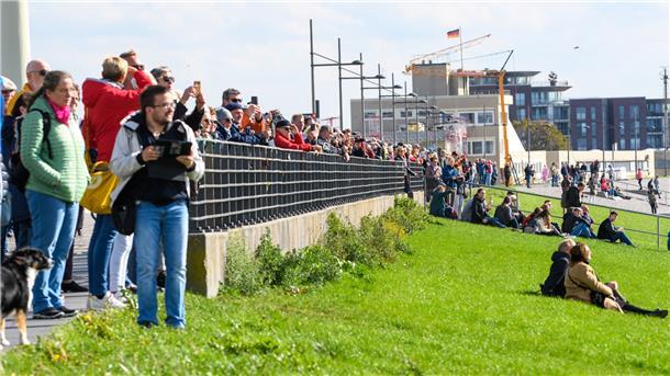Der Deich war voll, als die Parade in Bremerhaven ankam.