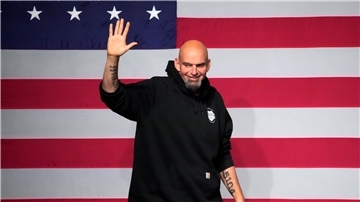 Der Demokrat John Fetterman bei einer  Wahlparty in Pittsburgh.