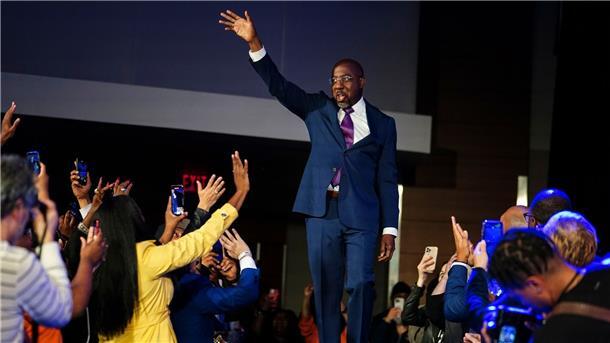 Demokrat siegt bei Stichwahl in Georgia - Schlappe für Trump Der Demokrat Raphael Warnock (M) bei seiner Wahlparty in Atlanta.
