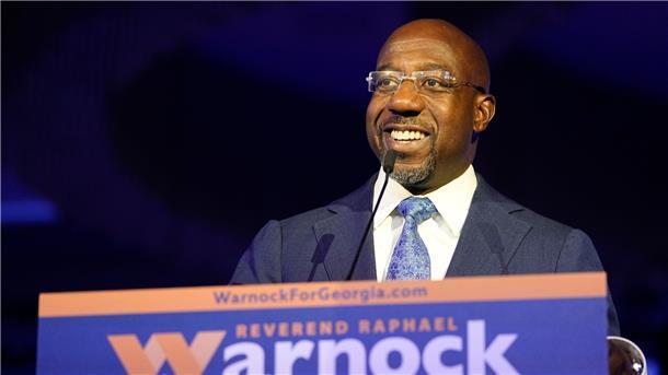 Wichtige Abstimmung für Biden: Stichwahl in Georgia Der demokratische Senator Raphael Warnock spricht bei einer Wahlparty in Atlanta.
