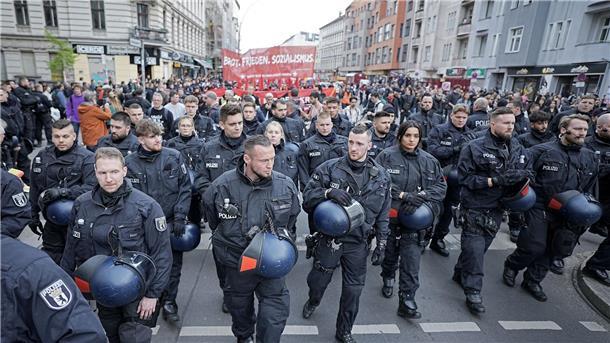 Der Demonstrationszug zum „Revolutionärer 1. Mai“ in Berlin-Neukölln.
