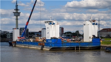 Der demontierte Leuchtturm befindet sich auf dem Ponton „BHV Innovation“, der jetzt auf eine Schleusung in Richtung Fischereihafen wartet.