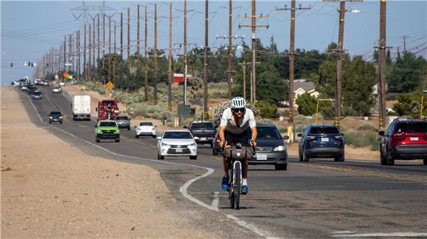 US-Tour: Jonas Deichmann durchquert das Monument Valley Der deutsche Athlet Jonas Deichmann fährt mit seinem Fahrrad eine Straße in den USA entlang.