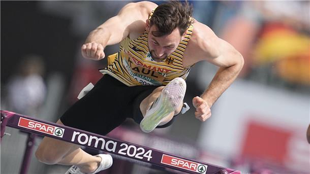 Der Deutsche Athlet Niklas Kaul springt im Zehnkampf über eine Hürde bei der Leichtathletik EM in Rom.