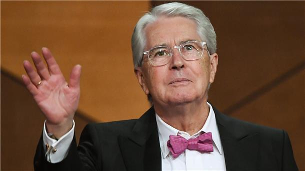 Der deutsche Fernsehmoderator Frank Elstner erhält während der 71. Bambi-Verleihung im Festspielhaus den Bambi für sein Lebenswerk.