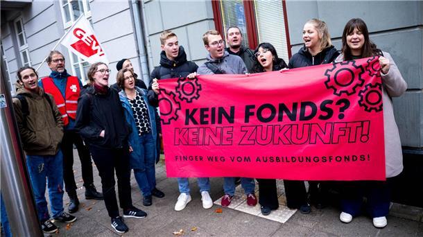 Gericht verhandelt über Klage gegen Ausbildungsfonds Der Deutsche Gewerkschaftsbund und die Jusos kämpfen für den Ausbildungsfonds.