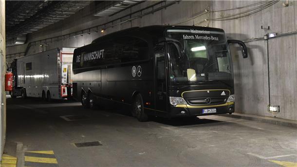 „Angst im Nacken“: Fußball im Fadenkreuz des Terrors Der deutsche Mannschaftsbus blieb nach den Anschlägen in Paris lange in den Katakomben des Stade de France (Archivbild).