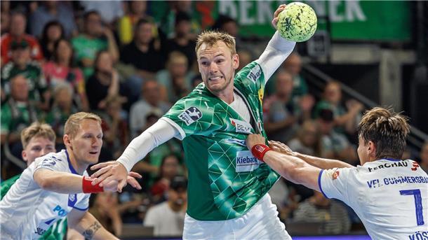 Handballer Mathias Gidsel beim Wurf