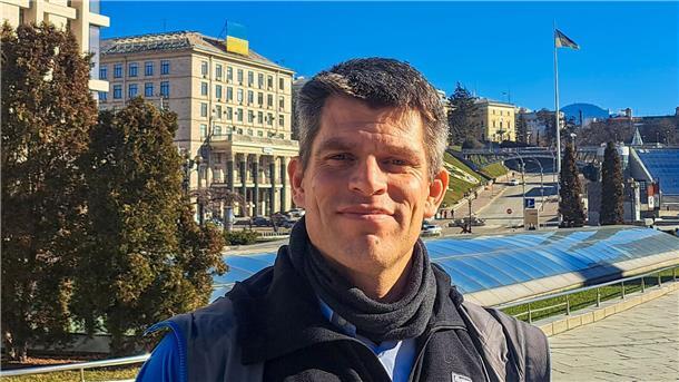 Wie Experten Beweise für Kriegsverbrechen sammeln Der deutsche Oberstaatsanwalt Klaus Hoffmann sucht in der Ukraine nach Beweisen für russische Kriegsverbrechen.