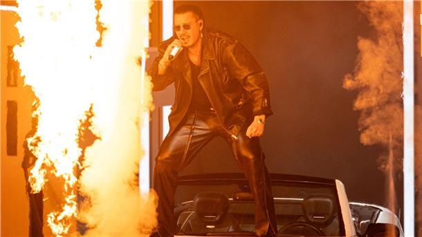 Apache 207 kündigt Arena-Tour 2024 an Der deutsche Rapper und Sänger Apache 207 steht bei seinem Auftritt in der Waldbühne auf einem Mercedes SL.