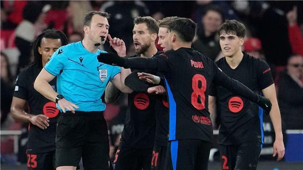 FC Barcelona und Flick siegen in Unterzahl Der deutsche Schiedsrichter Felix Zwayer (2.v.l) hatte beim Spiel Benfica gegen Barcelona alle Hände zu tun.