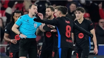 Der deutsche Schiedsrichter Felix Zwayer (2.v.l) hatte beim Spiel Benfica gegen Barcelona alle Hände zu tun.