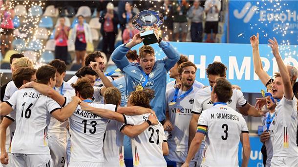 Europameister und damit Rekordsieger Der deutsche Torwart und das Team jubeln mit dem EM-Pokal.