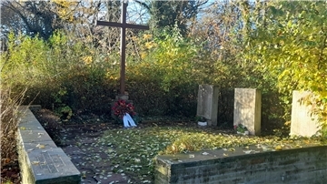 Ehrenmal mit Kreuz
