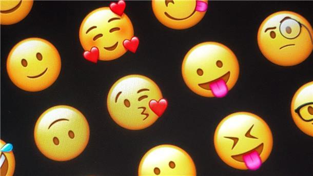 Der Smiley-Effekt: Wie Emojis empfundene Nähe steigern Der digitale Ersatz für Gestik und Mimik: Emojis.