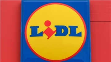 Der Discounter Lidl will künftig in seiner Werbung und bei der Verpackung seiner Eigenmarkenprodukte mehr Rücksicht auf die Kindergesundheit nehmen.