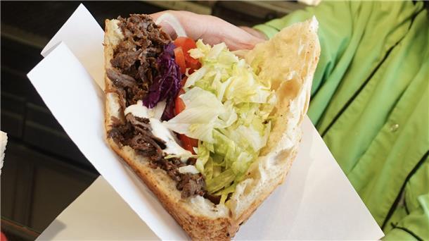 Der Döner soll vor 50 Jahren in Berlin erfunden worden sein. Einen der besten gibt es aber in Bremerhaven. Behauptet zumindest ein bekannter Youtuber. (Symbolbild)