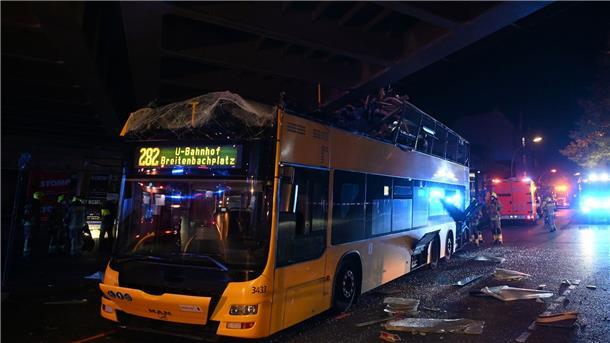Doppeldeckerbus bleibt unter Brücke stecken - drei Verletzte Der Doppeldeckerbus der Linie 282 steht zerstört unter einer Brücke an der Bergstraße in Berlin-Steglitz.