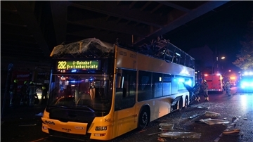 Der Doppeldeckerbus der Linie 282 steht zerstört unter einer Brücke an der Bergstraße in Berlin-Steglitz.