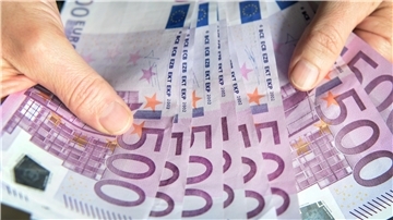 Doppelhaushalt genehmigt: Nordenham im Plus, doch die Probleme bleiben Bild von acht 500-Euro-Scheinen