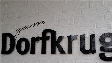Das Restaurant "Zum Dorfkrug" in Lunestedt ist seit dem Herbst geschlossen. Das Foto zeigt den Schriftzug an der Fassade.  
