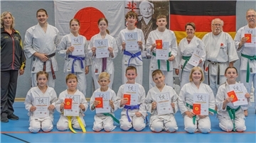 Der Dorumer Karate-Nachwuchs hat Gürtelprüfungen abgelegt: (obere Reihe von links): Dina Keller, Prüfer Konstantin Keller, Laura Schmidt, Isabell Koch, Maximilian Wichern, Torsten Müller, Ramona van Raay, Bernhard, Keller Torsten Ernst, (untere Reihe) Christina Guggenheimer, Julian Gerhardt, Ares Dreimann, Illia Rakhmann,Bruno Hillig, Tilda Rudolph und Marlene Müller.