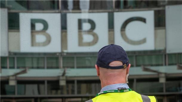 Polizei: Keine Ermittlungen gegen BBC-Moderator Der Druck auf die BBC, den Namen des Moderators öffentlich zu machen, wächst.