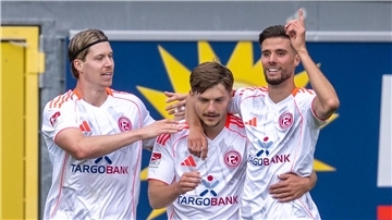 Der Düsseldorfer Anouar El Azzouzi (r-l) feiert mit den beiden Torschützen Florent Muslija und Cedric Itten.