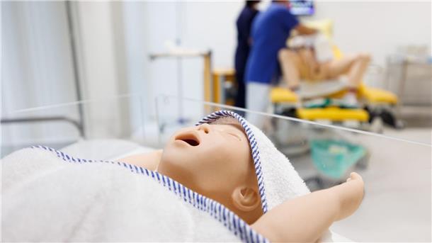 Freie Plätze für angehende Hebammen Universitäten Der Dummy eines Säuglings liegt in einem Bettchen im Simulationslabor vom Studiengang Hebammenwissenschaft.
