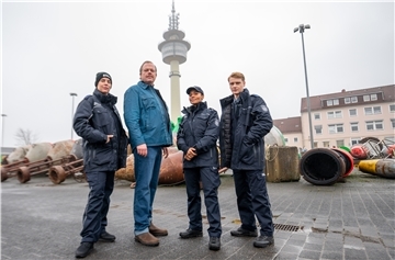 Auf dem Tonnen-Hof des Wasser- und Schifffahrtsamtes spielt der erste Donnerstags-Krimi der ARD aus Bremerhaven. Die "Zollfahnder" werden gespielt von (von links) Elena Uhlig, Bernd Hölscher, Cynthia Micas und Lukas Zumbrock.