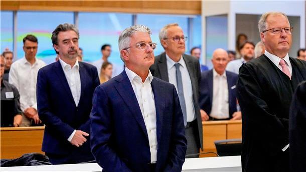 Bewährungsstrafe für Ex-Audi-Chef Rupert Stadler Der ehemalige Audi-Chef Rupert Stadler (M) wartet im Landgericht München auf das Urteil.