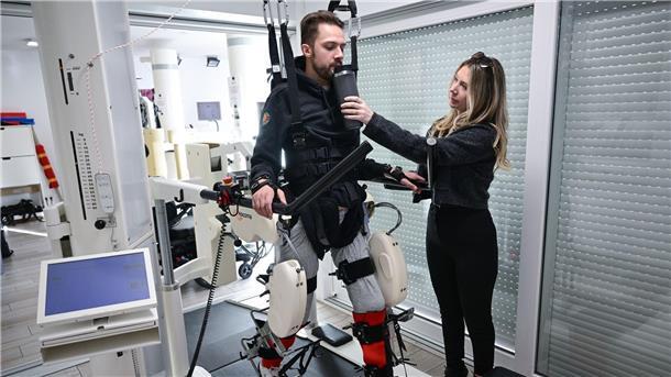 Eishockey-Drama wird verhandelt: Das Urteil hat eine Signalwirkung Der ehemalige Eishockeyspieler Mike Glemser absolviert in einer Reha eine Übungseinheit bei einer robotergestützten Gangtherapie. Rechts seine Freundin Lara Lindmayer.
