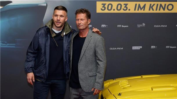 Der ehemalige Fußballer Lukas Podolski (l) und Til Schweiger bei der Premiere des Films „Manta Manta – Zwoter Teil“.