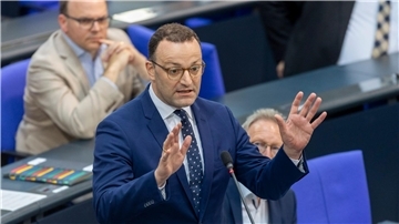 Der ehemalige Gesundheitsminister Jens Spahn (CDU) rechtfertigt im Bundestag seine Entscheidungen während der Corona-Pandemie.