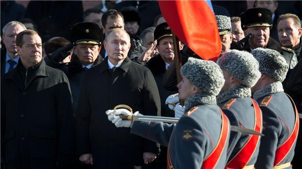 Medwedew: Mögliche Reaktion mit Atomwaffen „kein Bluff“ Der ehemalige Kremlchef Dmitri Medwedew (l) - hier 2018 neben dem russischen Präsident Wladimir Putin - ist offen für den Einsatz von Atomwaffen.