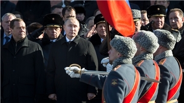 Der ehemalige Kremlchef Dmitri Medwedew (l) - hier 2018 neben dem russischen Präsident Wladimir Putin - ist offen für den Einsatz von Atomwaffen.