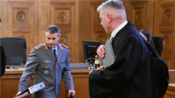 Ex-KSK-Kommandeur verteidigt Entscheidung in Munitionsaffäre Der ehemalige KSK-Kommandeur, Brigadegeneral Markus Kreitmayr (l), im Gerichtssaal in Tübingen.