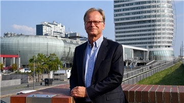 Porträt von Jörg Schulz vor dem Klimahaus