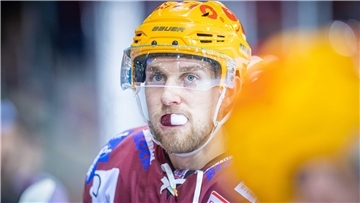 Der ehemalige Pinguins-Youngster Luca Gläser feiert mit Weiden den Oberliga-Titel und Aufstieg in die DEL2.