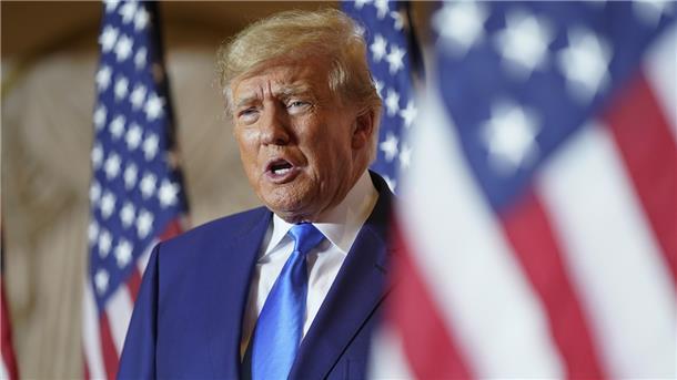 Der ehemalige Präsident Donald Trump spricht am Wahltag im Mar-a-Lago.
