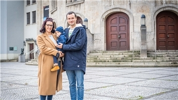 Der ehemalige Tänzer des Bremerhavener Stadttheaters, Oleksandr Shyryayev, hier mit seiner Frau Jessica De Fanti Teoli und Sohn Nikolai (1), hat zwar die Einbürgerungszusage des Magistrats erhalten, soll aber zuvor seinen ukrainischen Pass im Kriegsgebiet von Donezk zurückgeben.