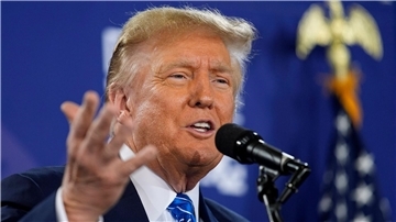 Der ehemalige US-Präsident Donald Trump ist wegen Verdacht auf Wahlbetrug angeklagt.